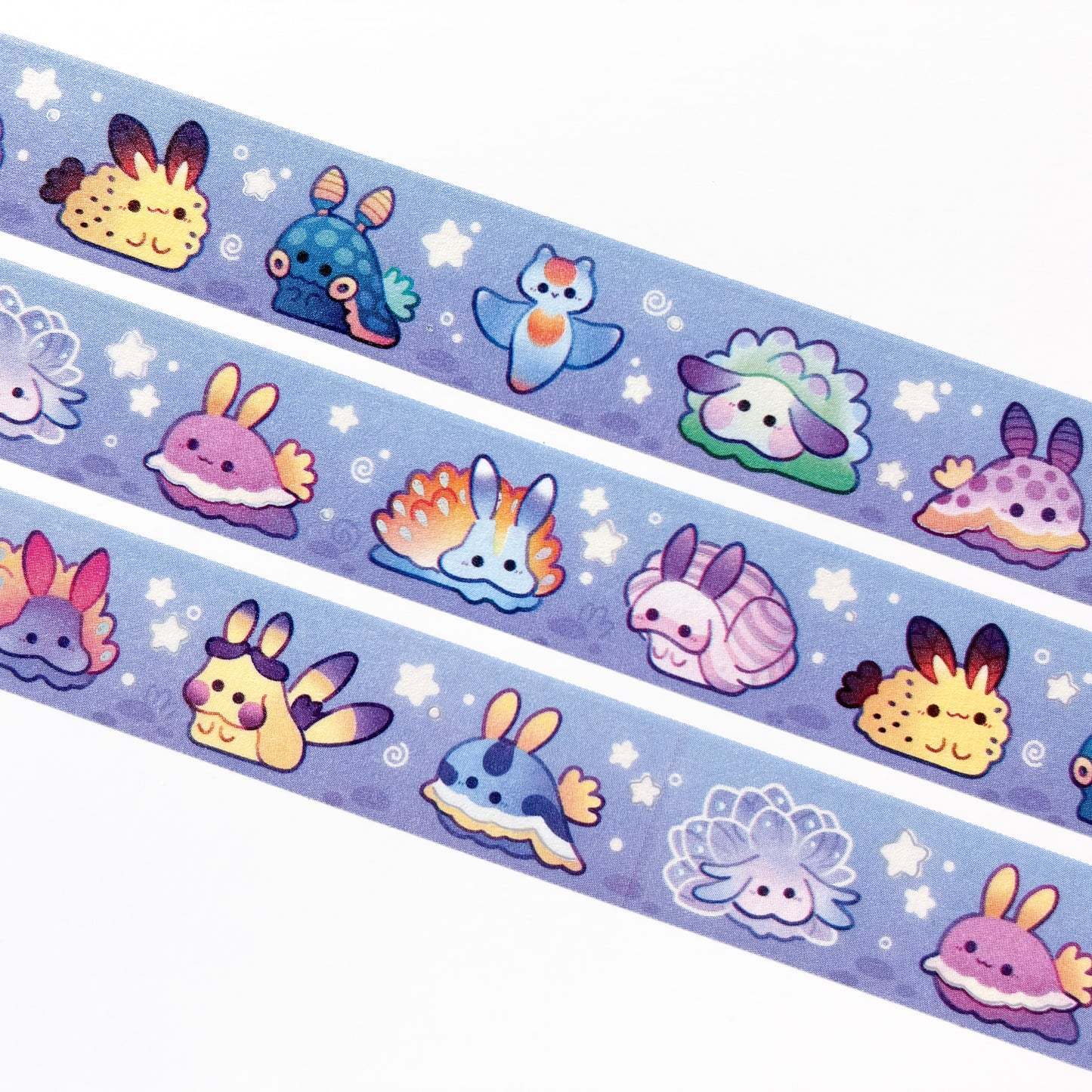 A close-up of the washi tape. The nudis are lined up nicely next to each other. On the tape you'll be able to spot the sea bunny (Jorunna parva), dusky nembrotha (Nembrotha kubaryana), sea angel (clade Gymnosomata), leaf sheep (Costasiella kuroshimae), Mexichromis mariei, spanish shawl (Flabellinopsis iodinea), Doughnut Doto (Doto greenamyeri), Pikachu Nudibranch (Thecacera pacifica), Anna's magnificent sea slug (Chromodoris annae), Cyerce elegans, Bubblegum worm and opalescent nudibranch.