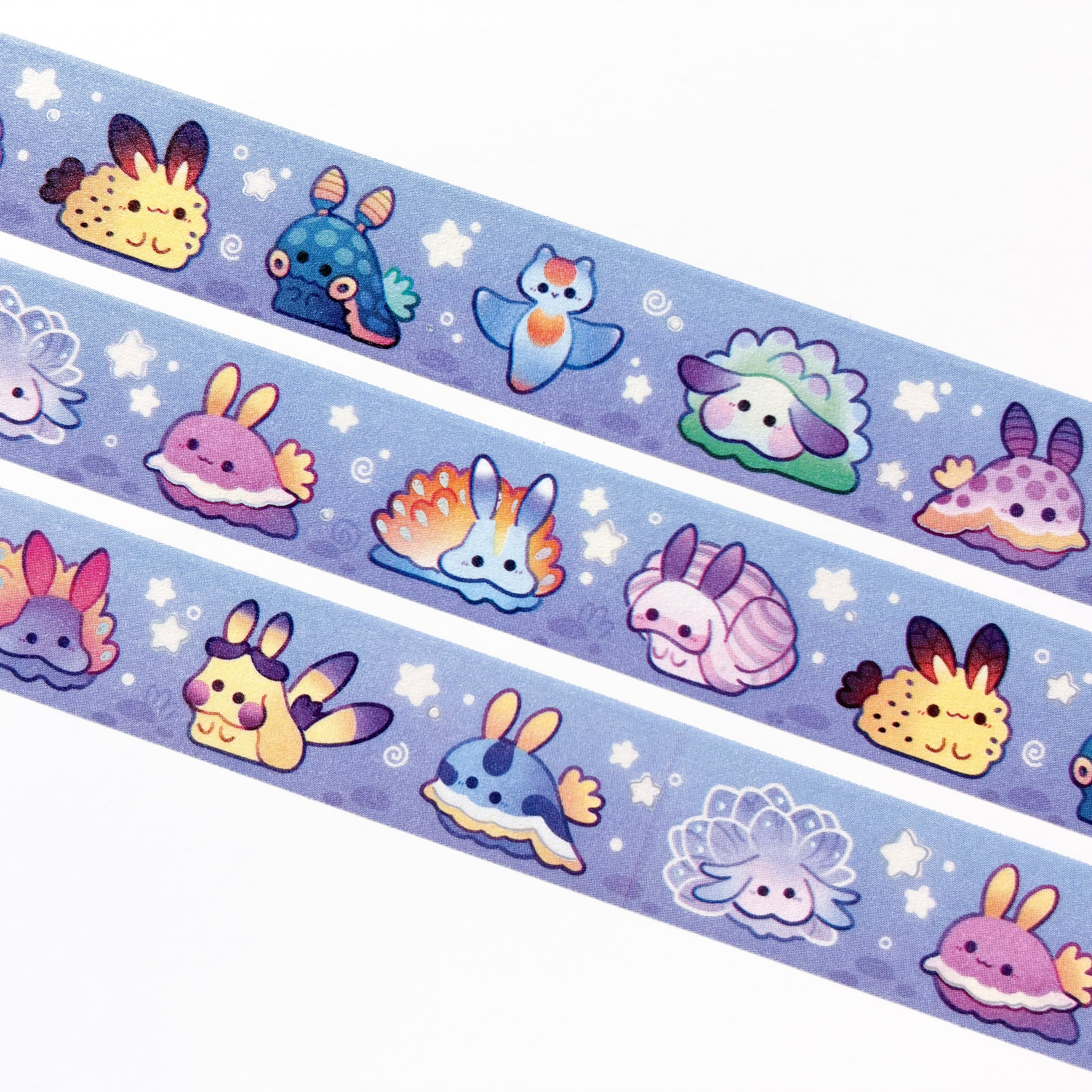A close-up of the washi tape. The nudis are lined up nicely next to each other. On the tape you'll be able to spot the sea bunny (Jorunna parva), dusky nembrotha (Nembrotha kubaryana), sea angel (clade Gymnosomata), leaf sheep (Costasiella kuroshimae), Mexichromis mariei, spanish shawl (Flabellinopsis iodinea), Doughnut Doto (Doto greenamyeri), Pikachu Nudibranch (Thecacera pacifica), Anna's magnificent sea slug (Chromodoris annae), Cyerce elegans, Bubblegum worm and opalescent nudibranch.